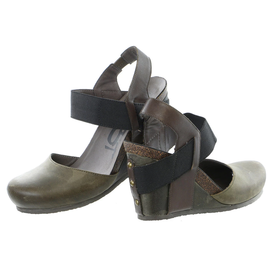 OTBT Rexburg Wedge Pump - Women's 5 OTBT Rexburg Wedge Pump - Women's
