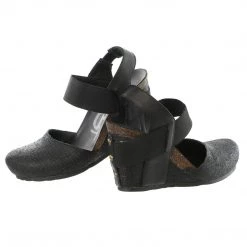 OTBT Rexburg Wedge Pump - Women's 9 OTBT Rexburg Wedge Pump - Women's